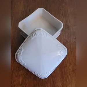 Elegant White PS Ceramic 1996 LE Trinket Box (114)